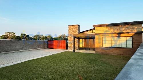 Batam Villa | 5BR Large Villa Crown Hill Estate F26 by istaycomfy