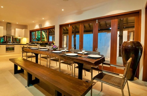 Central Seminyak Villa | 7-bedroom private estate in Seminyak, perfect for large groups and families. Accomodate up to 18 guests. Jasmina Estate includes daily breakfast, a private chef, airport transfers, complimentary massages, housekeeping, and a dedicated driver.