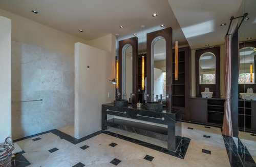 Uluwatu Villa | Anugrah - Iconic 8BR Cliff Villa with Jacuzzi, Sauna & Cinema