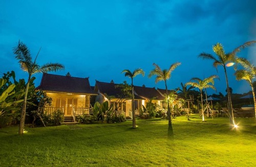 Mushroom Bay Cottage | Balinese Style Teak Cottage in Lembongan, Features a Swimming Pool and Huge Lawn