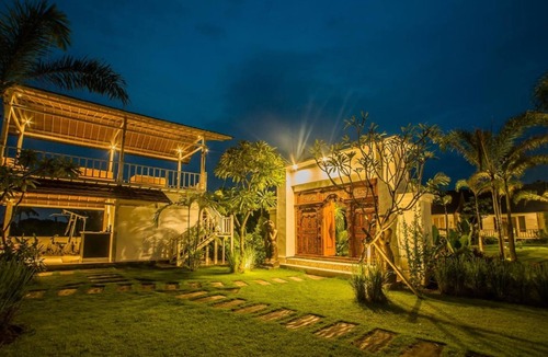 Mushroom Bay Cottage | Balinese Style Teak Cottage in Lembongan, Features a Swimming Pool and Huge Lawn