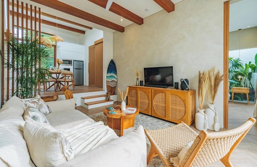 Batu Bolong Villa | 🏖Chic & Cosy little Cocoon🏡500m from the Beach🌊Bath tub & Private pool🌴