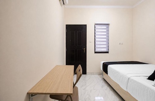 East Jakarta Hotel | Collection O near Stasiun Cawang formerly Griya Harita Syariah