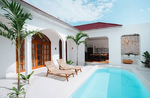 Praya Barat House | Costa Luna Villa, Modern Mediterranean Villa Near Lancing Beach