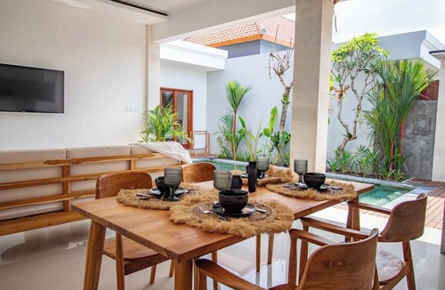 Umalas Villa | Cozy 2BR Paradise w Beach Nearby & Huge Pool+Patio
