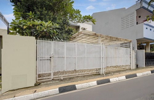 Cilandak House | Cozy Deluxe Stay Near RS Fatmawati with Free WiFi