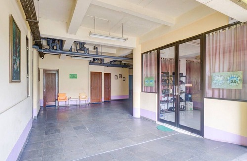 East Jakarta House | Cozy Double Escape W/Free WiFi and Parking
