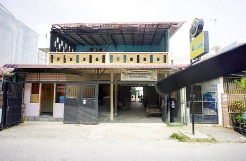 Medan House | Cozy Double Escape W/Free WiFi and Parking