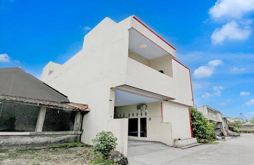 Surakarta House | Cozy Double Escape W/Free WiFi and Parking