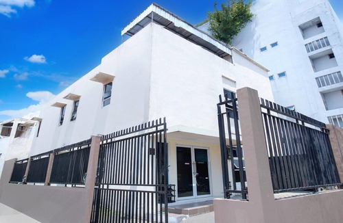Palembang House | Cozy Double Escape W/Free WiFi and Parking