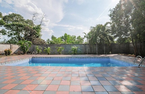 Pekanbaru House | Cozy Double Escape with Free WiFi and Parking