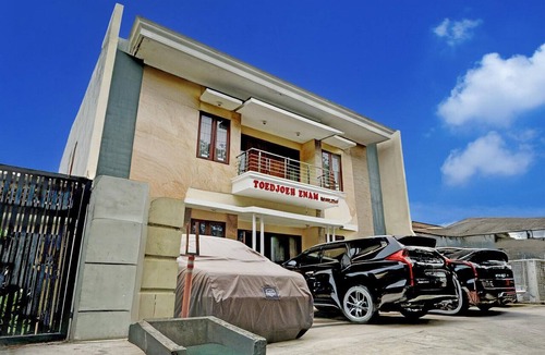 Surabaya House | Cozy Double Escape W/Free WiFi and Parking