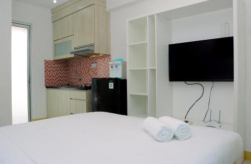 Jatinegara Apartment | Cozy Living Studio Apartment at Bassura City By Travelio