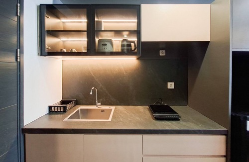 Panunggangan Utara Apartment | Cozy Studio With Murphy Bed At Collins Boulevard Apartment