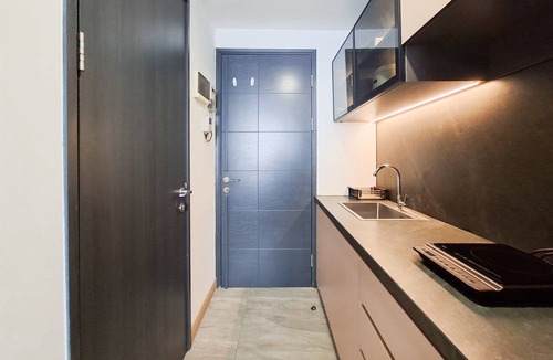 Panunggangan Utara Apartment | Cozy Studio With Murphy Bed At Collins Boulevard Apartment