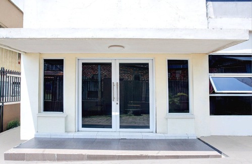 Palembang House | Cozy Twin Escape with Free WiFi and Parking
