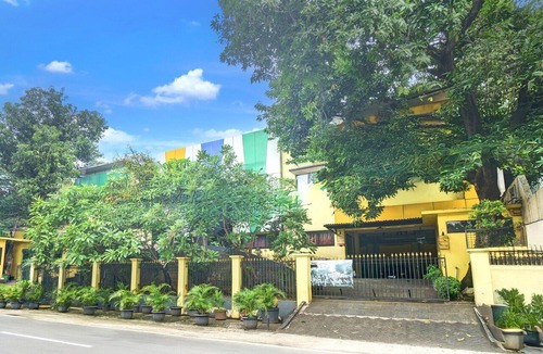 East Jakarta House | Cozy Twin Escape with Free WiFi and Parking