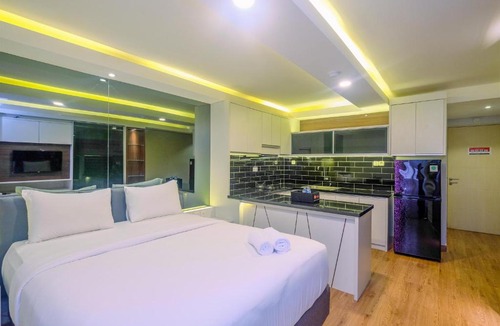 Old Jakarta Apartment | Elegant and Comfy Studio Amethyst Apartment By Travelio