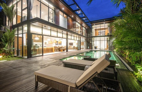 Batubelig Villa | Exquisite 6-Bedroom Retreat, Moments to Canggu