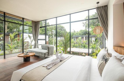 Batubelig Villa | Exquisite 6-Bedroom Retreat, Moments to Canggu