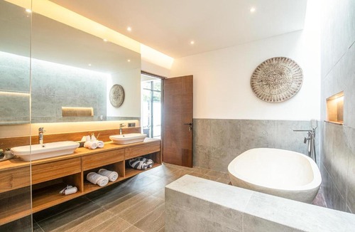 Batubelig Villa | Exquisite 6-Bedroom Retreat, Moments to Canggu
