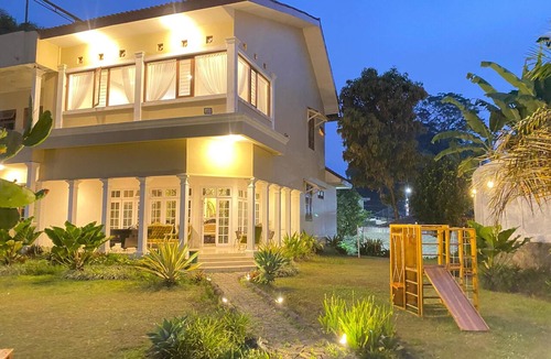 Cisarua Villa | Fatma Mountain Hills by Tamastu Villaz
