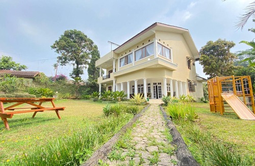 Cisarua Villa | Fatma Mountain Hills by Tamastu Villaz