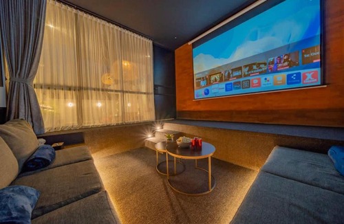 Kerobokan Villa | Group villa w- pool, rooftop gym & cinema room