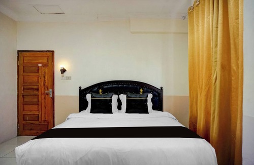 Berastagi Hotel | Hotel O near Monument Historique Berasta