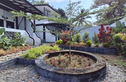 Bukit Lawang House | Jungle Edie Budget Hostel Air-Conditioned & Hot Shower "Book your jungle trekking tour with us"
