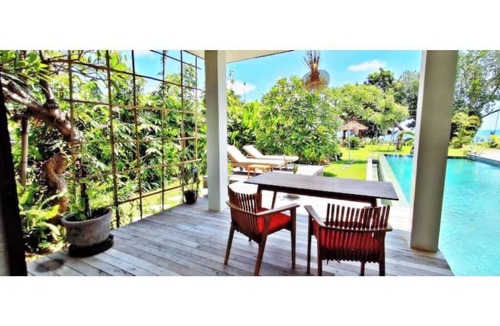 Kalisada Apartment | KAMAR MERAH. Comfortable 1BR Beachfront Apartment With AC, Pool & Kitchenette.