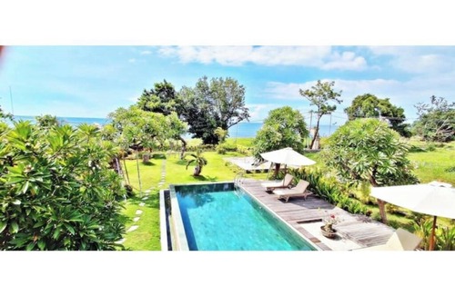 Kalisada Apartment | KAMAR MERAH. Comfortable 1BR Beachfront Apartment With AC, Pool & Kitchenette.