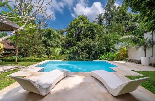 Kutuh Kaja Villa | La Bohemia Residence - 2BR Riverside Villa with Two-Tiered Waterfall Pool Fast Wi-Fi