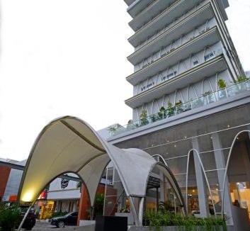 Gubeng Hotel | La Lisa Hotel by ARTOTEL