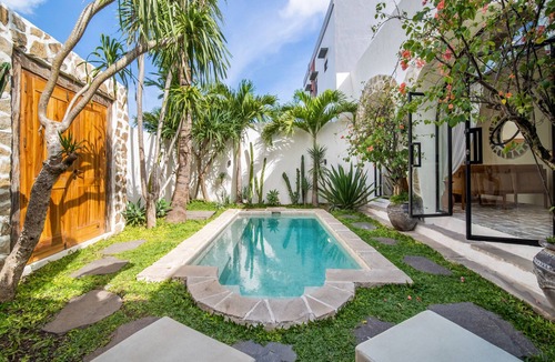 Tibubeneng Villa | Lush courtyard pool Sleeps six Berawa Villa