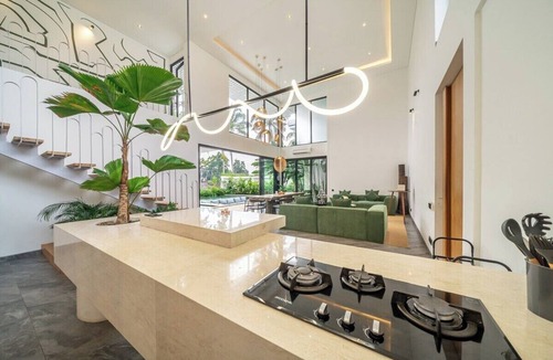 Melayang Villa | Luxe Tropical 6BR Villa w Pool Lounge Prime Ubud