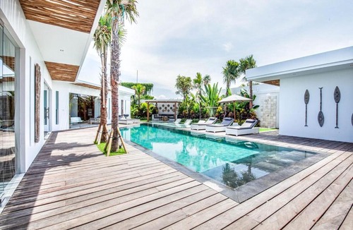 Berawa Villa | Luxurious 6 Br in Canggu 400m to Finns Beach