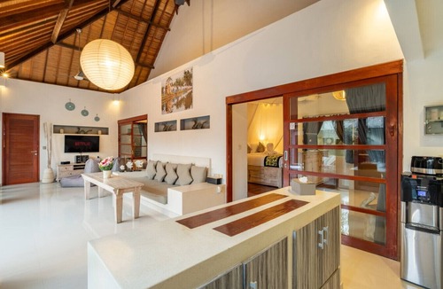 Sunset Road Villa | Luxurious & Cozy King Beds, Pool, Free Parking