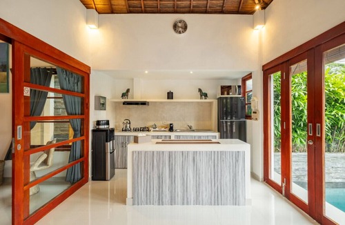 Sunset Road Villa | Luxurious & Cozy King Beds, Pool, Free Parking