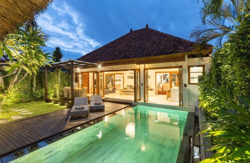 Sunset Road Villa | Luxurious & Cozy King Beds, Pool, Free Parking