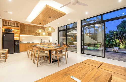 Batubelig House | Luxury 5BR Retreat, 400m from Café Del Mar Shore
