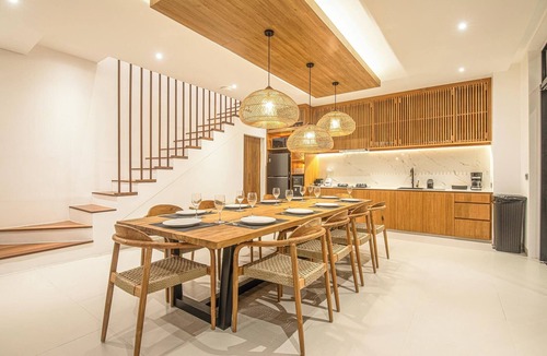 Batubelig House | Luxury 5BR Retreat, 400m from Café Del Mar Shore