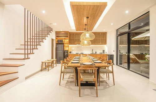 Batubelig House | Luxury 5BR Retreat, 400m from Café Del Mar Shore