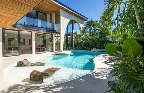 Umalas Villa | Luxury 6BR Tropical Villa with Beach Club Pool