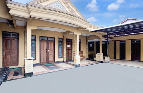 Balikpapan House | Luxury Deluxe DBL Retreat W/Free WiFi and Parking