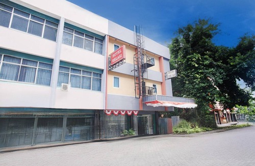 Palembang House | Luxury Deluxe DBL Retreat W/Free WiFi and Parking