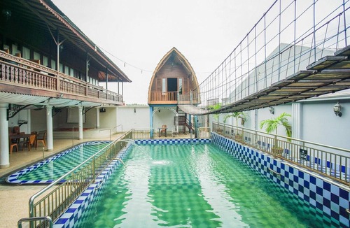Palembang House | Luxury Deluxe DBL Retreat W/Free WiFi and Parking