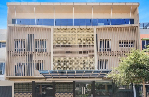 Palembang House | Luxury Deluxe DBL Retreat W/Free WiFi and Parking
