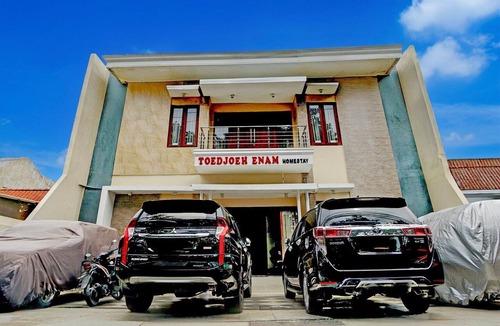 Surabaya House | Luxury Deluxe DBL Retreat W/Free WiFi and Parking