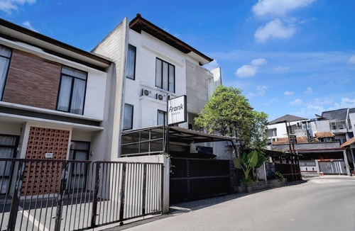 Dago House | Luxury Deluxe DBL Retreat W/Free WiFi and Parking